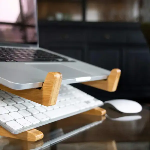 QUVIO · Soporte de portátil de madera con inclinación de 18° — vista 4